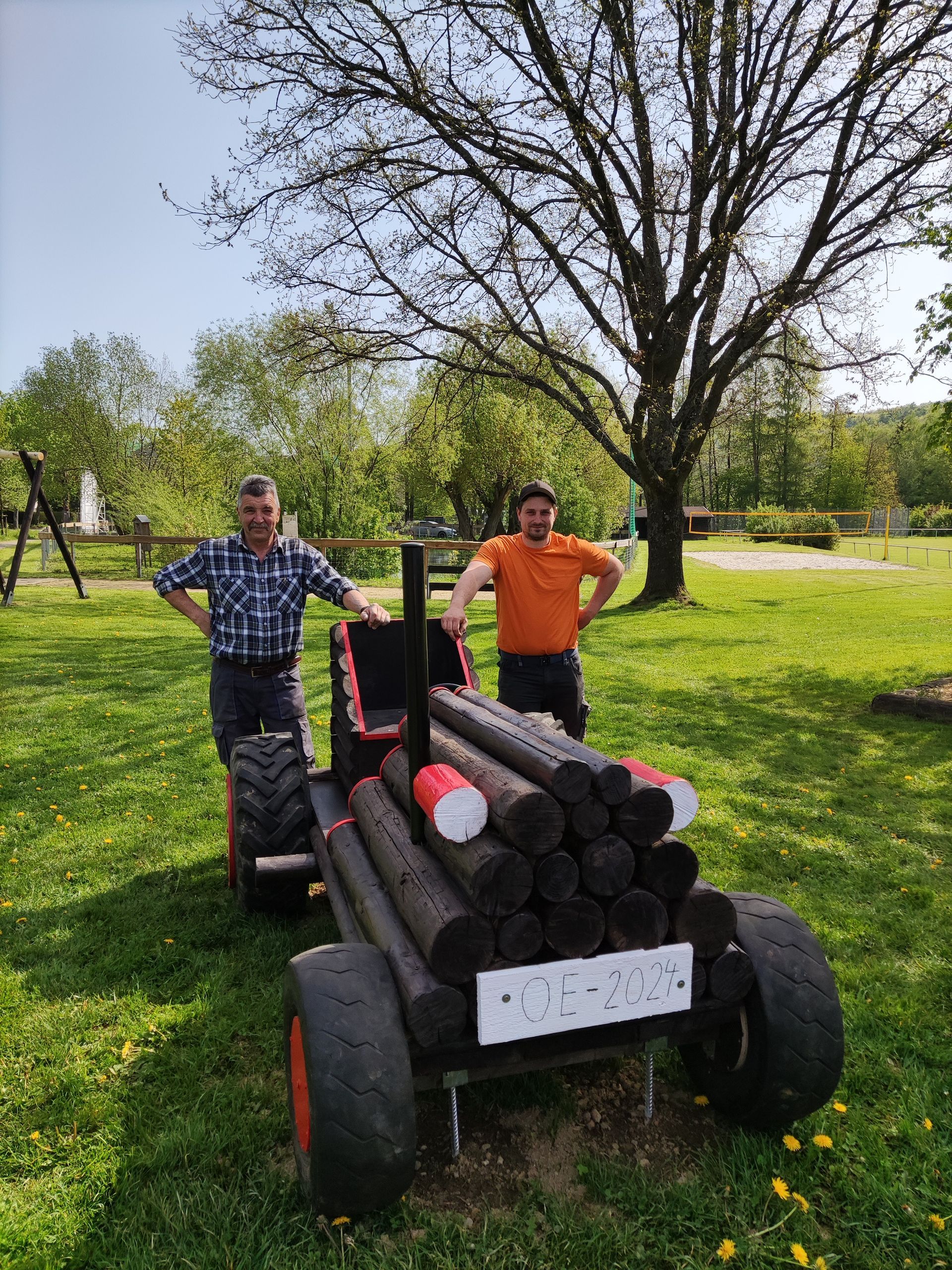 Holz-Traktor auf dem Spielplatz