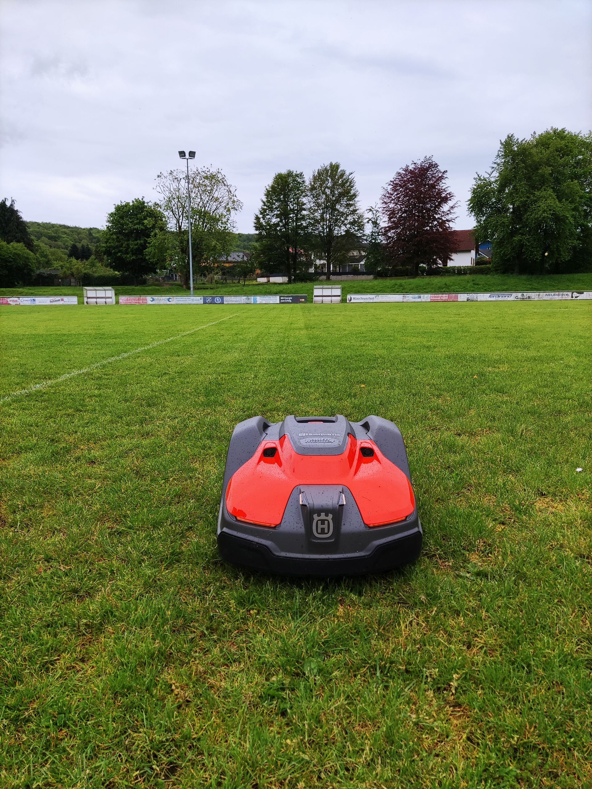 Mähroboter auf dem Sportplatz