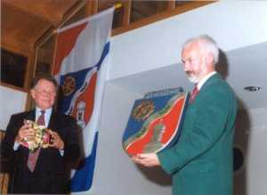Übergabe der hölzernen Wappenskulptur durch Ortsbürgermeister Bode (Niederelbert), 1994